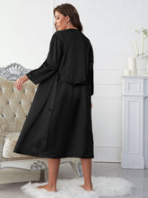 Pyjama-Set aus Satin mit V-Ausschnitt, Shorts und Morgenmantel mit Gürtel
